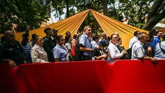 Funcionários públicos, donas de casa e aposentados estão entre novos alistados — Foto: Pedro Mattey/AFP