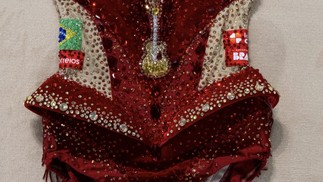 Collant em vermelho, branco e destalhes em dourado — Foto: MeloGym/CBG