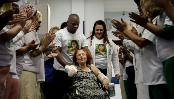 Roseana Murray é aplaudida ao ter alta de hospital, no Rio