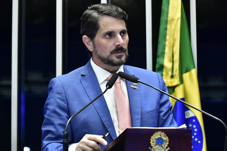 O senador Marcos do Val discursa na tribuna do Senado