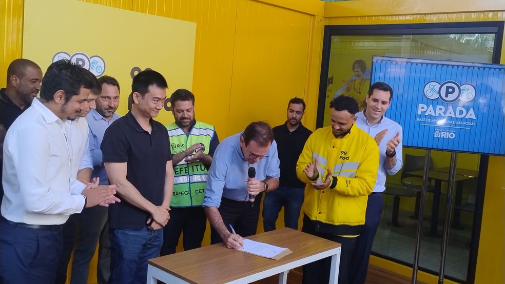 Prefeito Eduardo Paes durante inauguração da primeira parada, base de apoio para motociclistas, em Botafogo — Foto: Geraldo Ribeiro / Agência O Globo