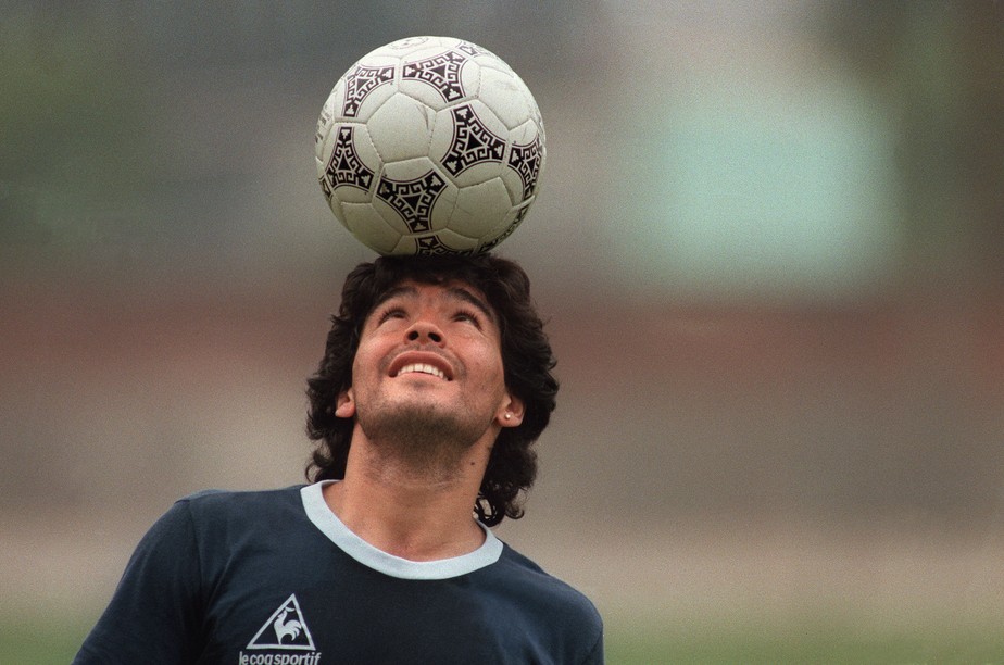 Empresa sueca fecha acordo com herdeiros de Maradona para lançar