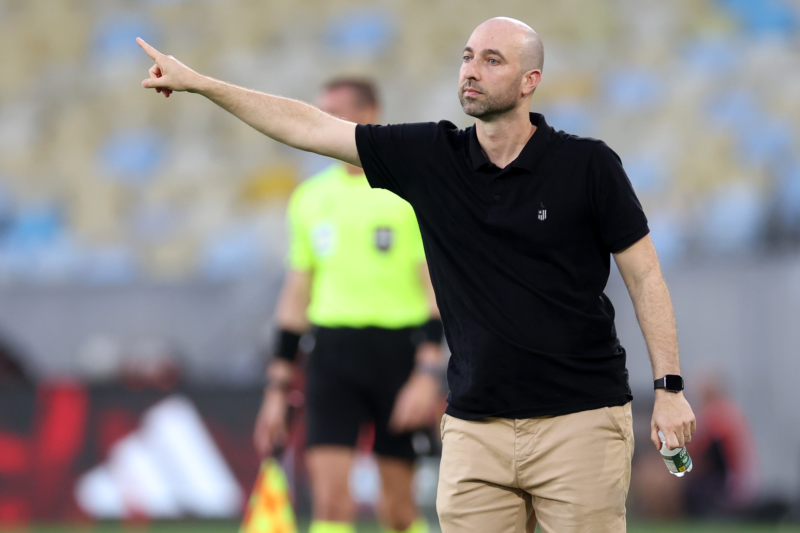 Novo técnico e reforços: como Botafogo tenta reagir à crise no fim da janela - QTU Questões do Universo