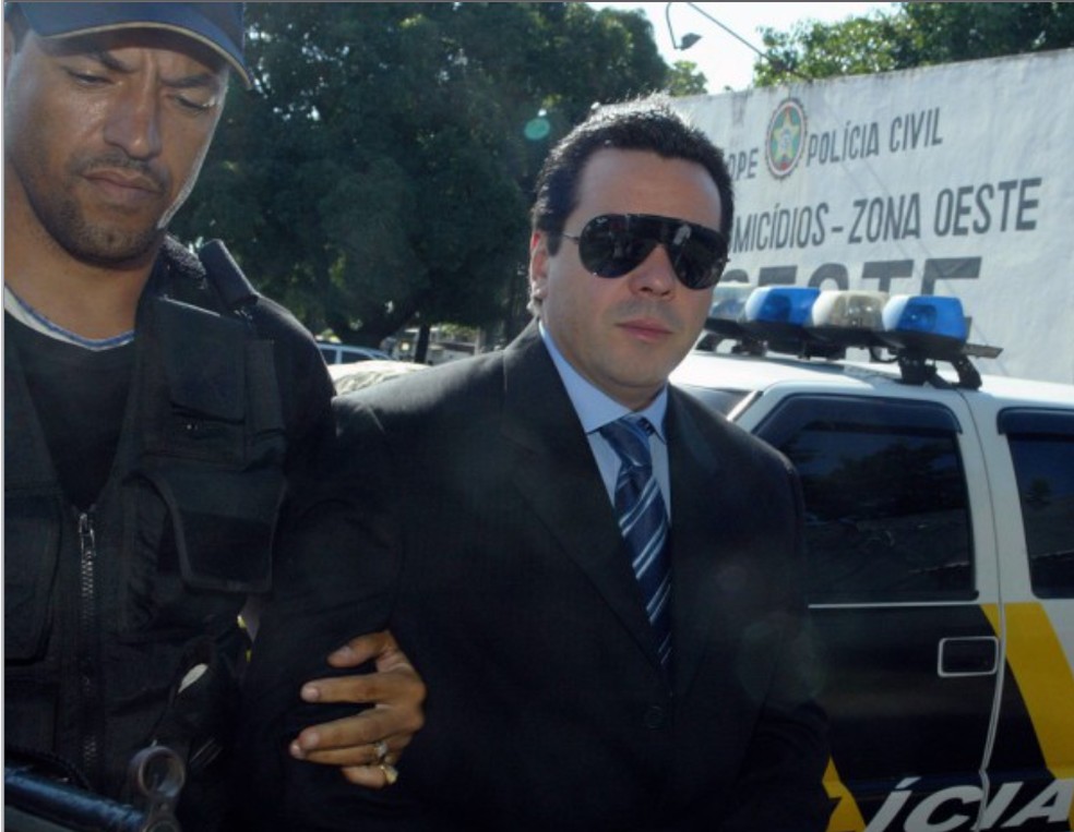Fernando Iggnácio preso escoltado por policiais, em 2006 — Foto: Fabio Guimarães