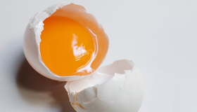 O ovo com a gema amarelo escuro é mais nutritivo? Especialistas explicam