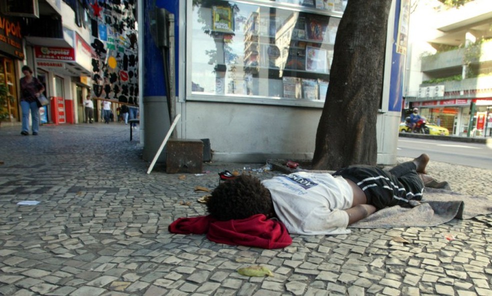 Em 2009, Jovem dorme em calçada da Zona Norte carioca. Em 2022, a situação não é diferente — Foto: Agência O GLOBO