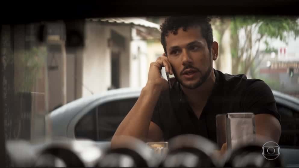 Na quarta, Ramiro diz a Irene que está com a carta que pode obrigar Antônio a fazer o que ela quiser — Foto: TV Globo