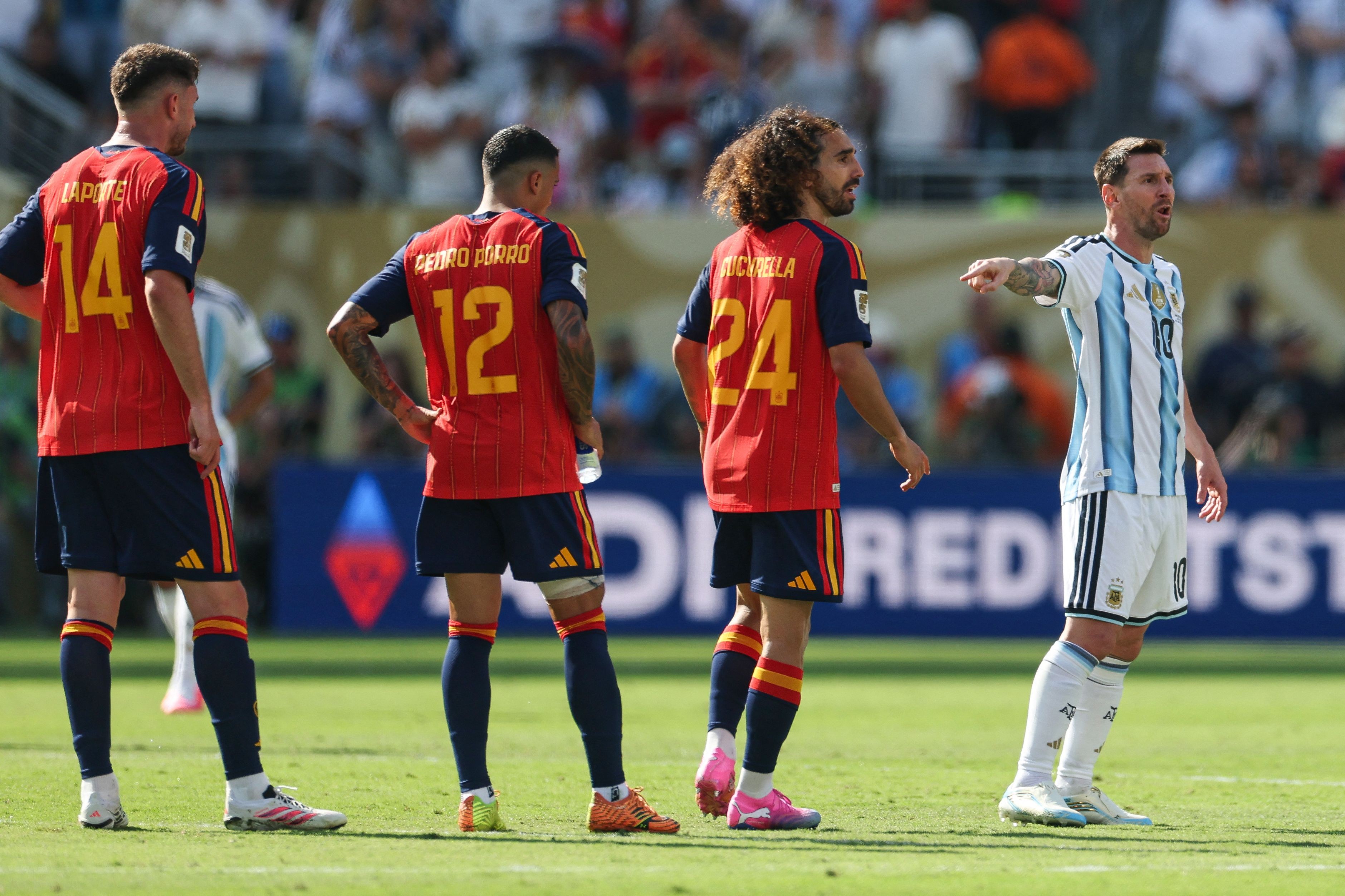 Cucurella exalta defesa da Espanha: 'Trabalho incrível'