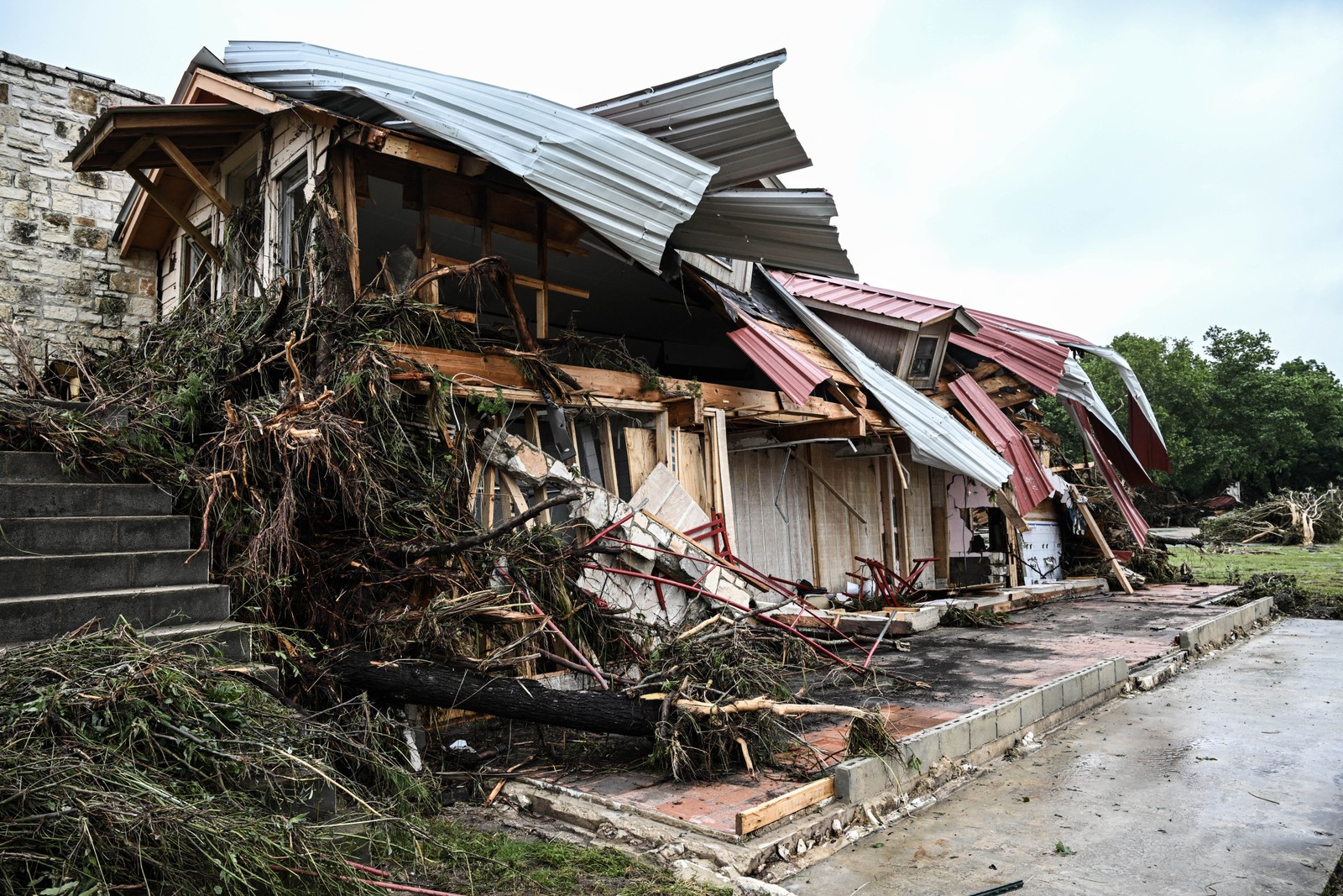 Uma casa destruída perto do Acampamento Mystic, local onde pelo menos 20 meninas desapareceram após uma enchente repentina em Hunt, Texas — Foto: RONALDO SCHEMIDT / AFP