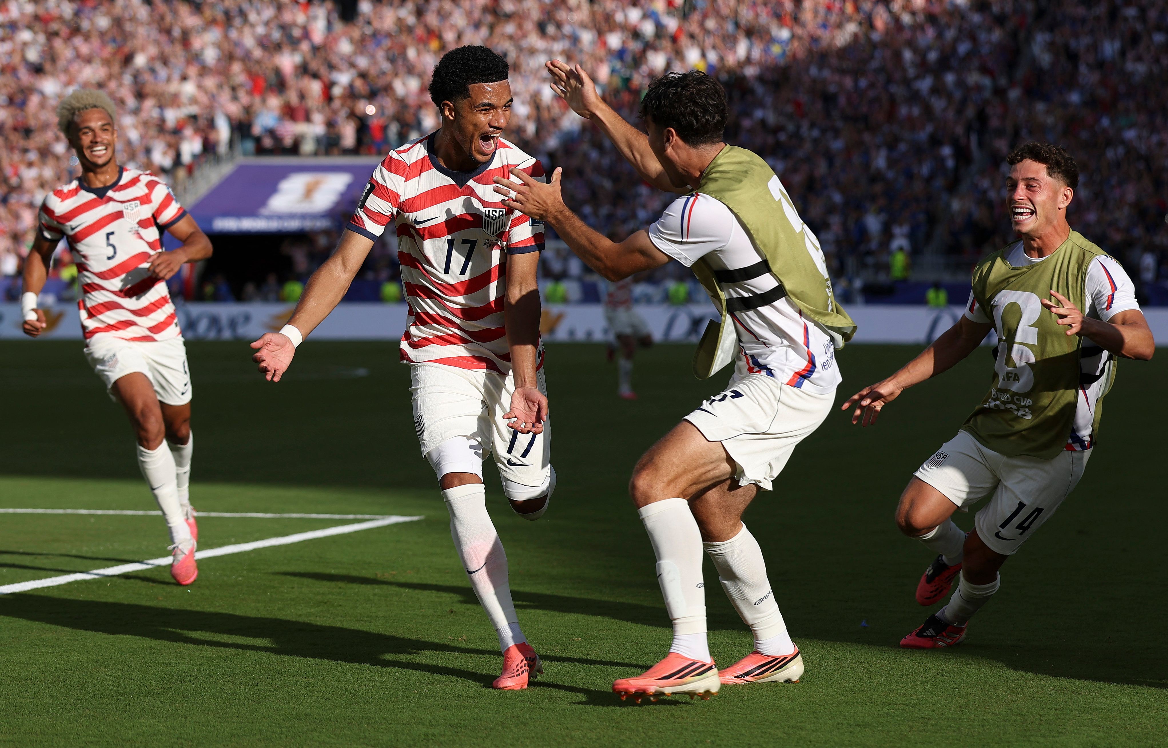 EUA 2 x 0 Bósnia: Mesmo com um jogador a menos, americanos superam europeus e avançam às oitavas; siga o pós-jogo ao vivo