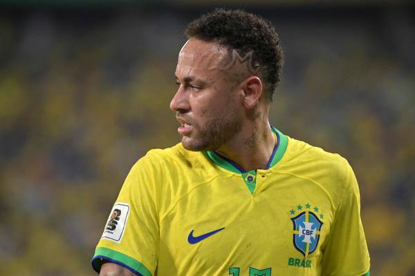 Médico da seleção diz que Neymar teve 'boa evolução' e fala em