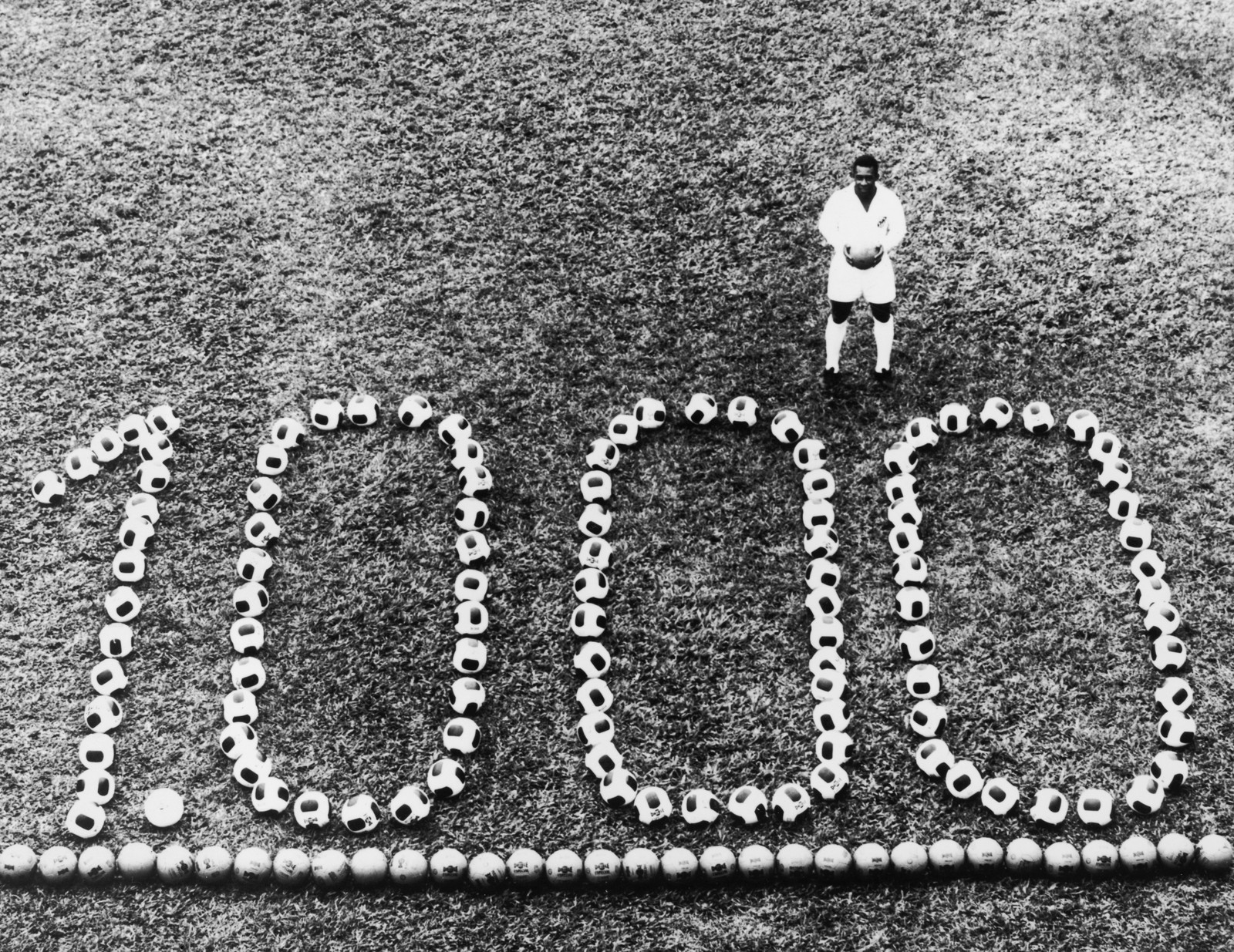 Pelé posa diante do número 1.000 depois de atingir a marca com um gol de pênalti feito contra o Vasco, em 1969 — Foto: Keystone  Features / Hulton Archive