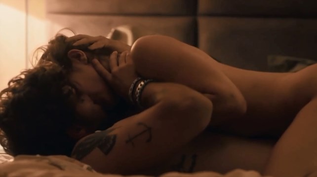 Chay Suede e Jade Picon em cena de sexo de "Travessia" — Foto: Reprodução