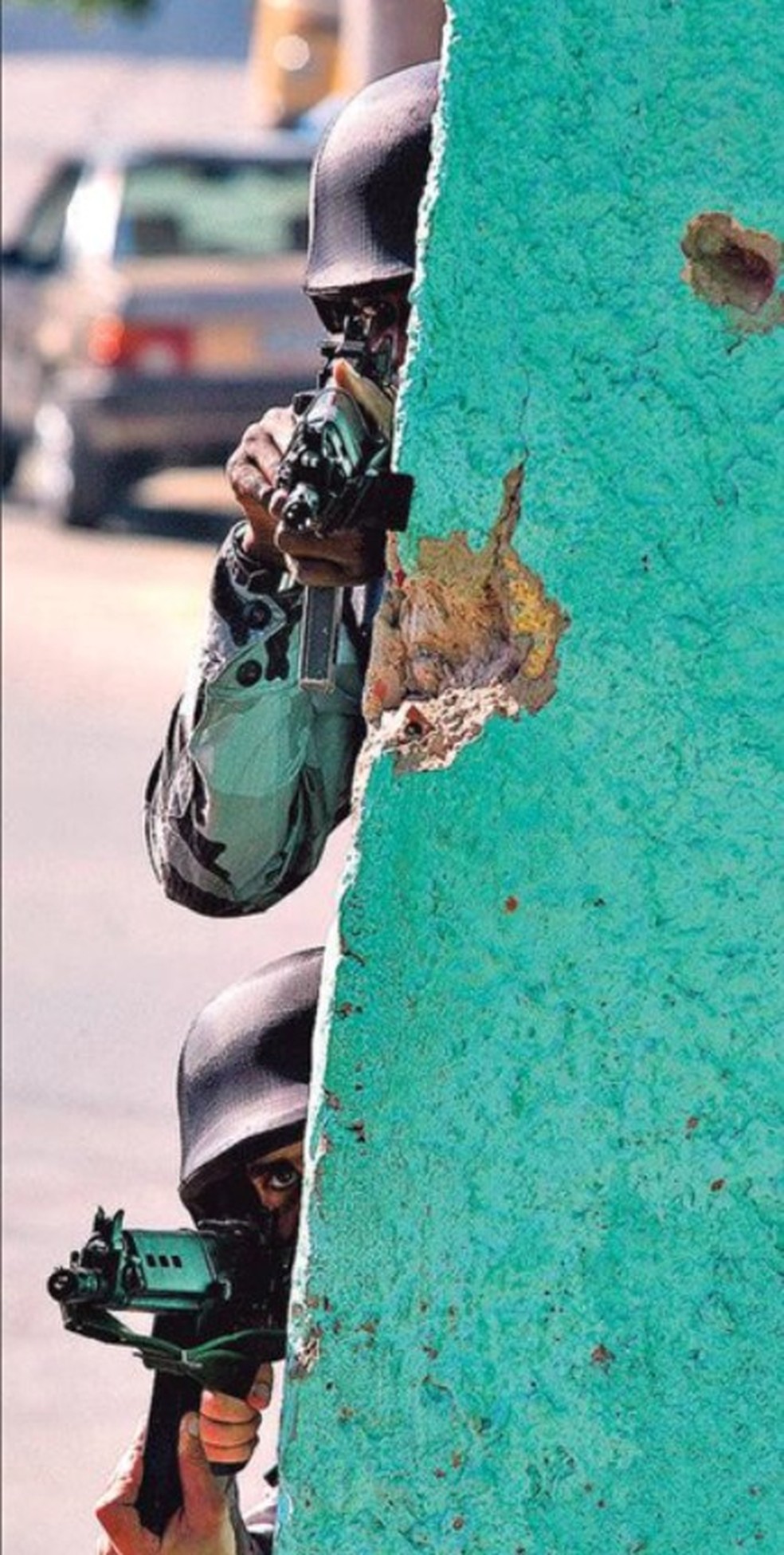 Policiais da Força Nacional, convocados para conter a violência no Rio em 2007, em ação no Alemão<EP,1> — Foto: Marcelo Carnaval/15-06-2007