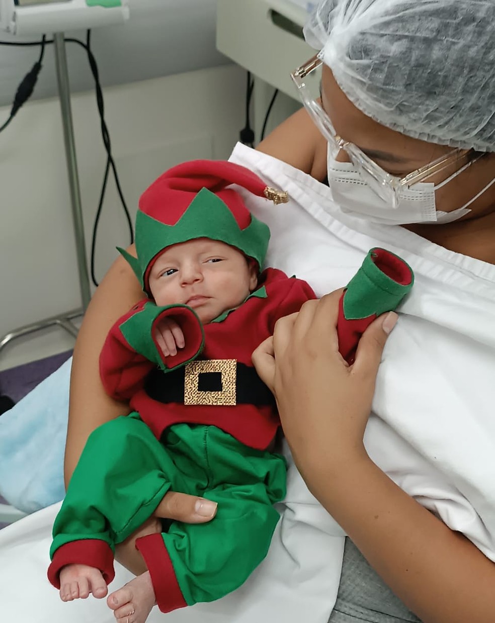 Recém-nascidos internados em UTI ganham fantasia de Natal em hospital de Niterói — Foto: Divulgação/SES