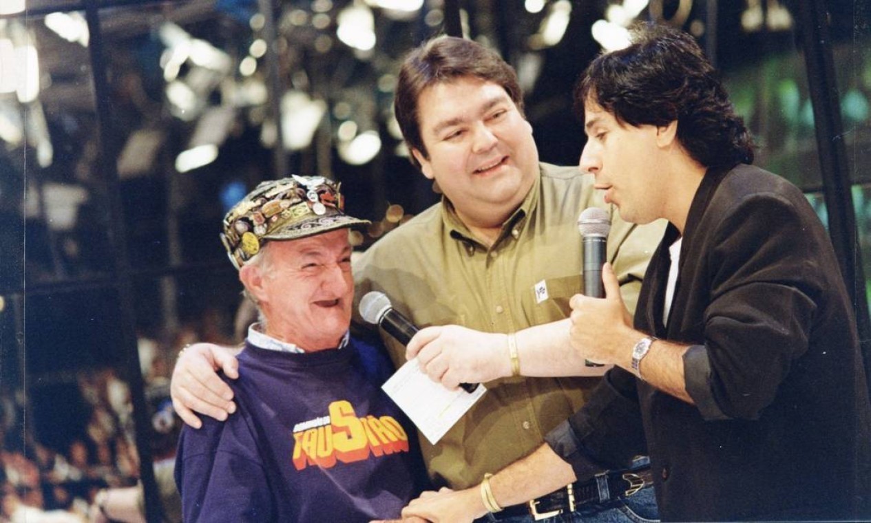 Faustão, o icônico ajudante de palco Russo e o comediante Tom Cavalcante, em 1997 — Foto: Divulgação