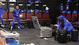 Mbappé acerta 'cesta' no vestiário da França, dança e viraliza antes de vitória contra Colômbia