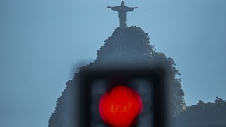 Pontos turísticos fechados. Cristo Redentor visto da Voluntários da Pátria.  — Foto: Antonio Scorza / Agência O Globo