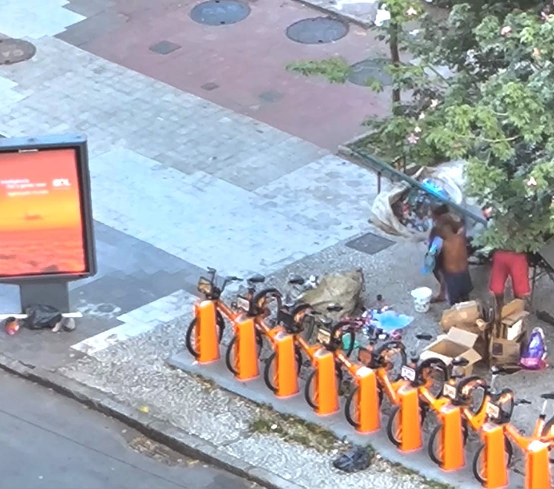 Após chegada de guarda armada em Copacabana, população de rua migra para Botafogo, dizem moradores
