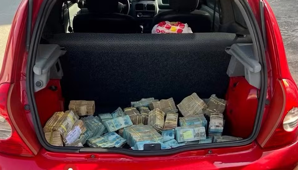 Polícia encontra R$ 1 milhão dentro de porta-malas de carro abandonado