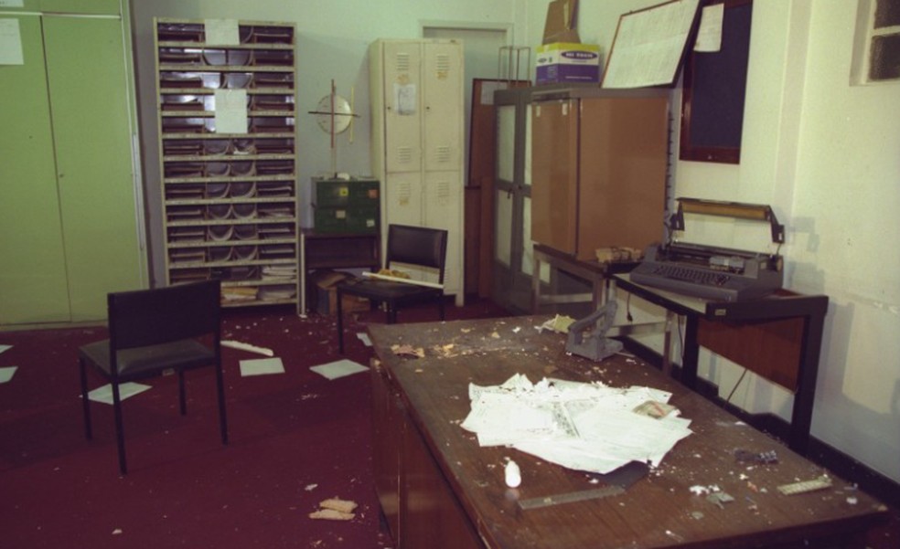 Sala onde bomba explodiu no Cefet, em 1998 — Foto: Paula Johas/Agência O GLOBO
