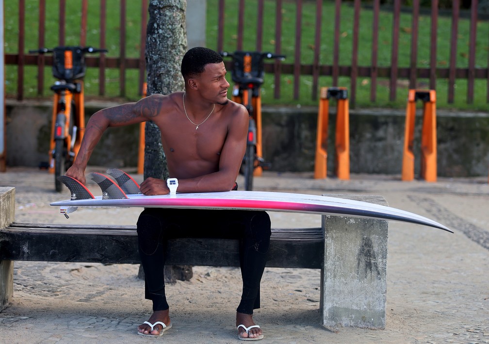Melhor surfista do Arpoador e cria do Cantagalo , Pikachu representa o talento e a garra da nova geração formada nas areias da praia — Foto: Fabiano Rocha / Agência O Globo
