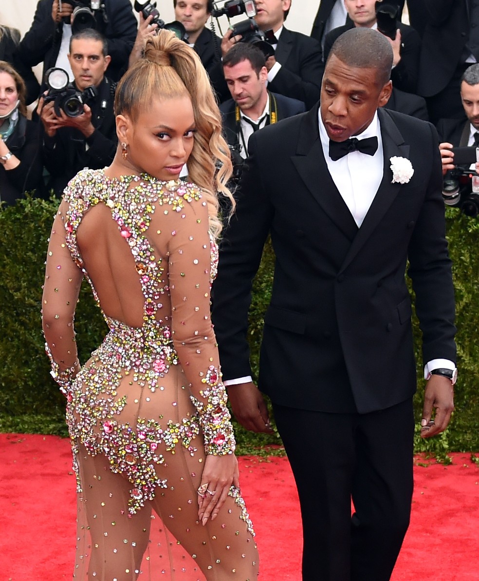 Beyoncé e Jay Z no tapete vermelho do Baile do MET, que inaugurou a exposição “China: Through the Looking Glass” — Foto: AFP