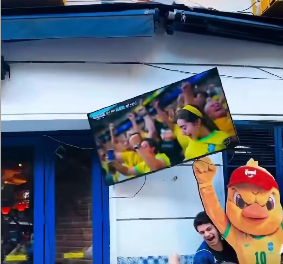 Após vídeo viralizar, amigos fazem vaquinha para pagar TV derrubada durante vitória do Brasil