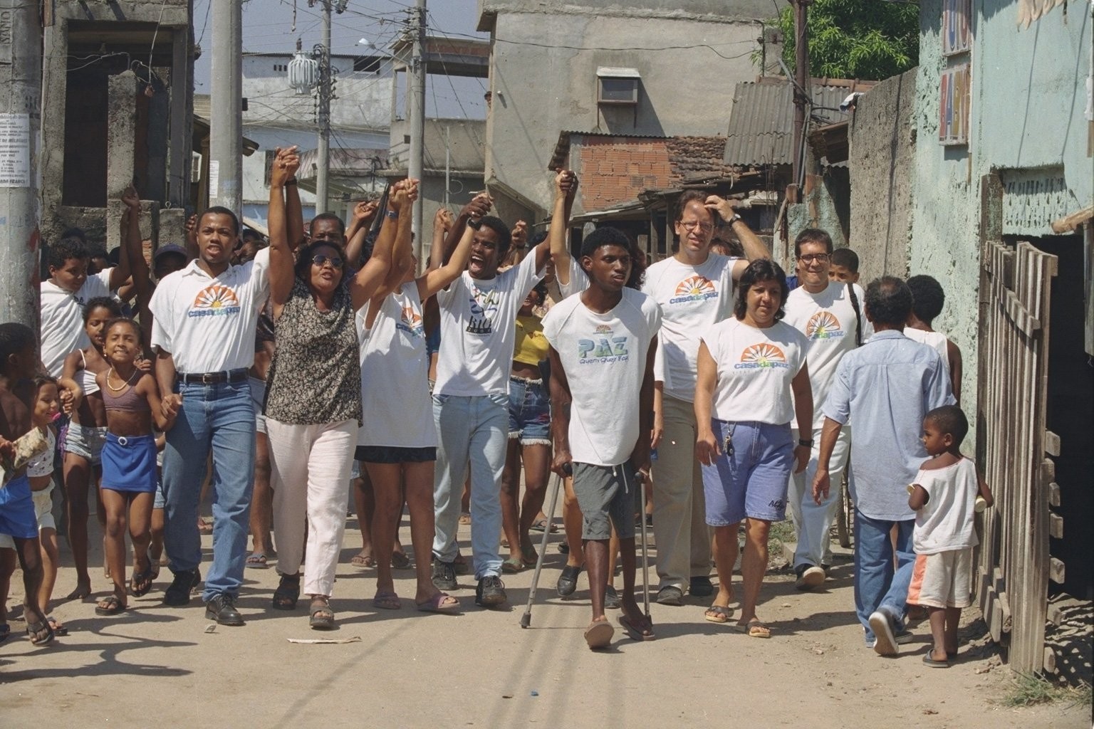 Moradores participam da caminhada, em 14 de abril de 1997, de Vigário Geral a Parada de Lucas às vésperas do julgamento dos envolvidos na chacina — Foto: Hipólito Pereira