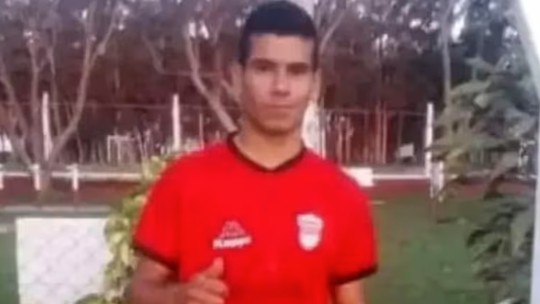 Jogador de 23 anos morre após se chocar com muro que cercava o campo na Argentina