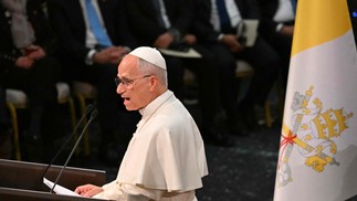 O Papa Leão XIV chegou à Turquia, dando início à sua primeira viagem internacional desde que assumiu o comando da Igreja Católica. — Foto: ANDREAS SOLARO