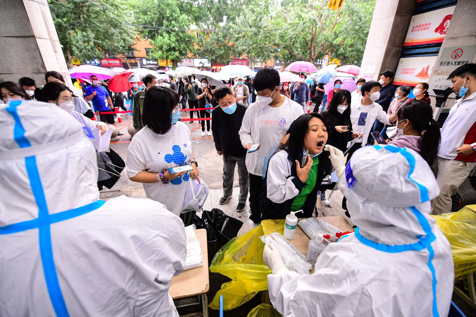 Centro de testagem para o coronavírus Covid-19 atende estudantes do ensino médio em Shenyang, província de Liaoning, nordeste da China — Foto: AFP