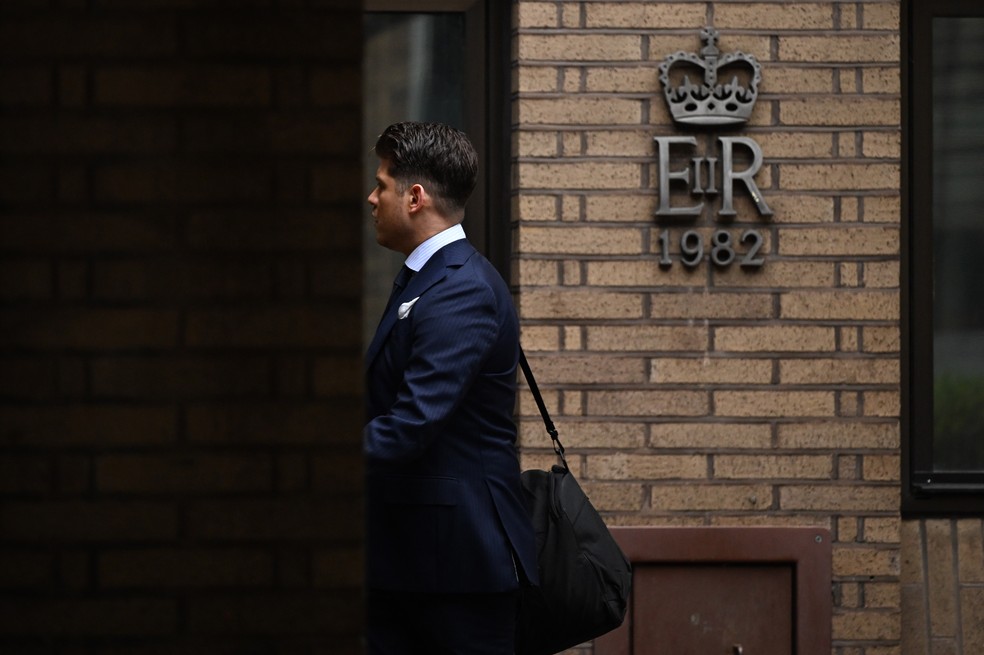José Alejandro Zamora Yrala, diretor da AOG Technics, em frente ao Tribunal da Coroa de Southwark, em Londres, onde recebeu uma uma sentença de quatro anos e oito meses de prisão por comércio fraudulento — Foto: Chris J. Ratcliffe/Bloomberg