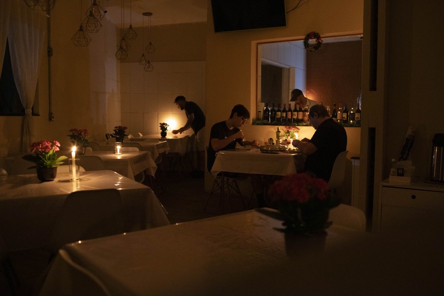 Clientes comem &agrave; luz de velas durante apag&atilde;o em S&atilde;o Paulo