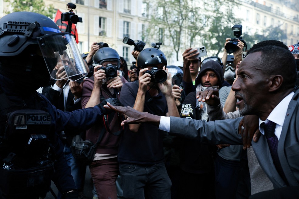 Prefeito de Saint-Denis, Bally Bagayoko, se coloca entre manifestantes e policiais durante protesto estudantil em Paris — Foto: KENZO TRIBOUILLARD/AFP