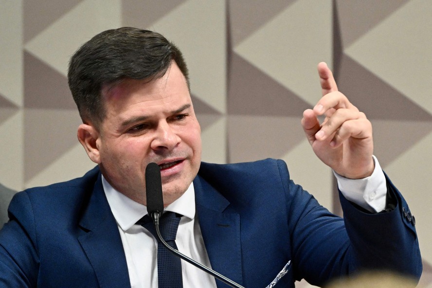 O ex-diretor-geral da Polícia Rodoviária Federal (PRF) Silvinei Vasques presta depoimento na CPI do 8 de janeiro