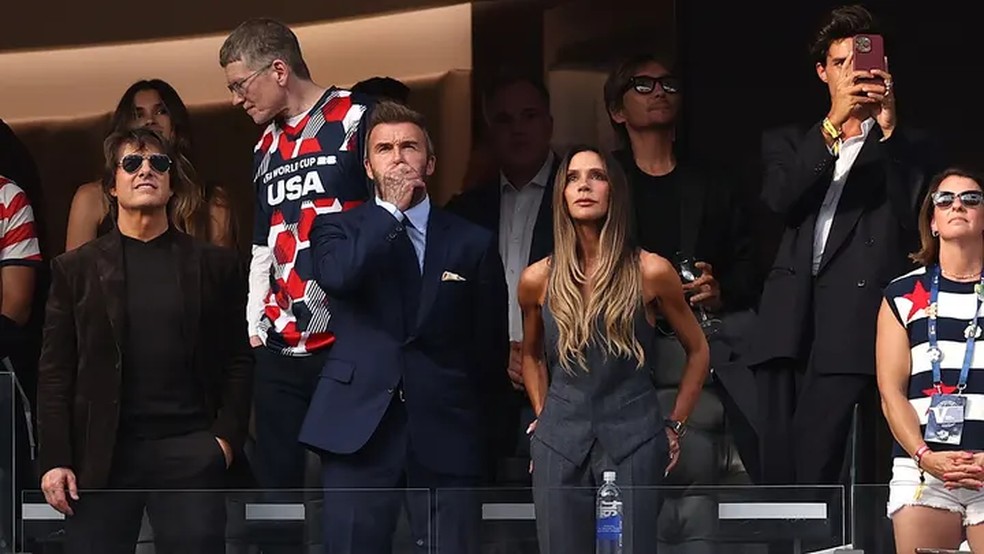 Tom Cruise e David Beckham foram acompanhados pela esposa do ex-jogador de futebol, Victoria Beckham — Foto: Stu Forster/Getty Images