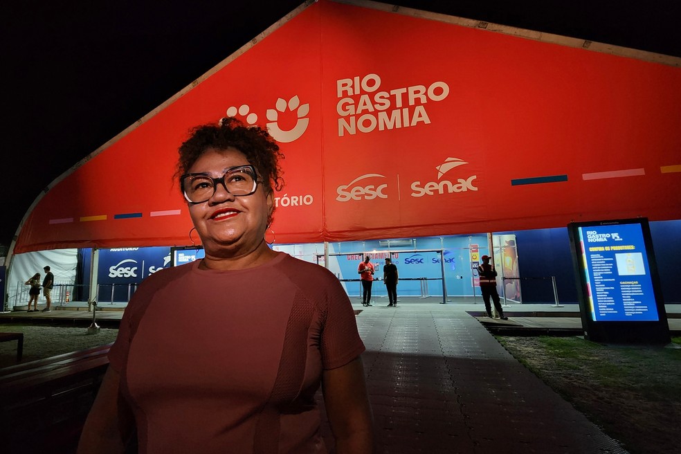 Aparecida de Moraes, que vai todo ano ao Rio Gastronomia assistir às aulas dos chefs no auditório — Foto: Lucas Tavares