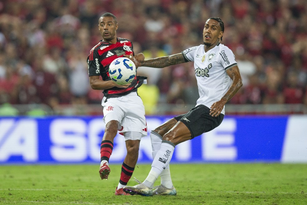De La Cruz em dividida em Flamengo x Botafogo — Foto: Guito Moreto / Agência O Globo
