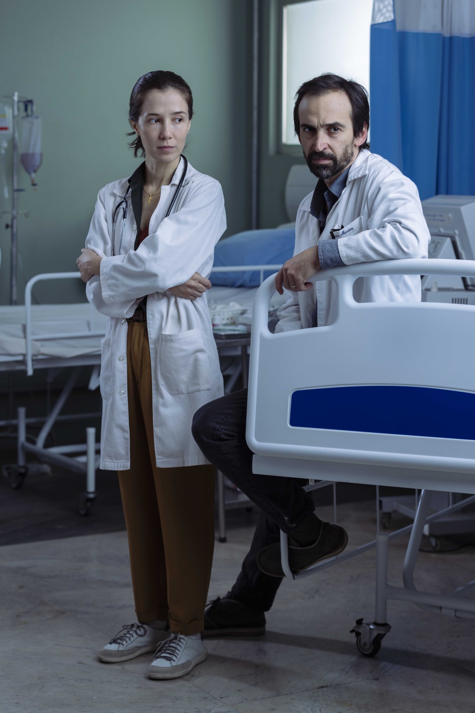 Dra. Carolina (Marjorie Estiano) e Dr. Evandro (Júlio Andrade) em “Sob pressão” — Foto: Divulgação