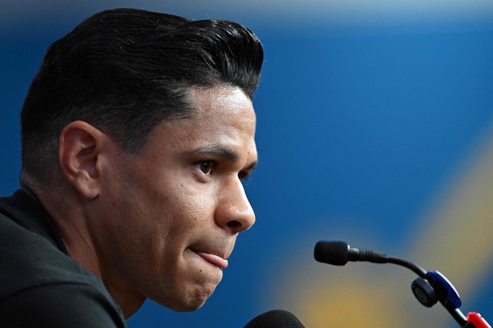 Em coletiva realizada neta terça-feira, Douglas Santos falou de favoritismo e soberba na partida contra o Haiti — Foto: Mauro Pimentel/AFP