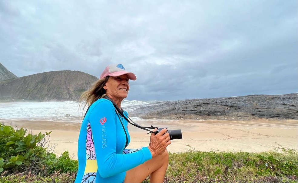 A aposentada Nely Terra é bodyboarder e registra as ondas de Itacoatiara todos os dias — Foto: Ana Branco