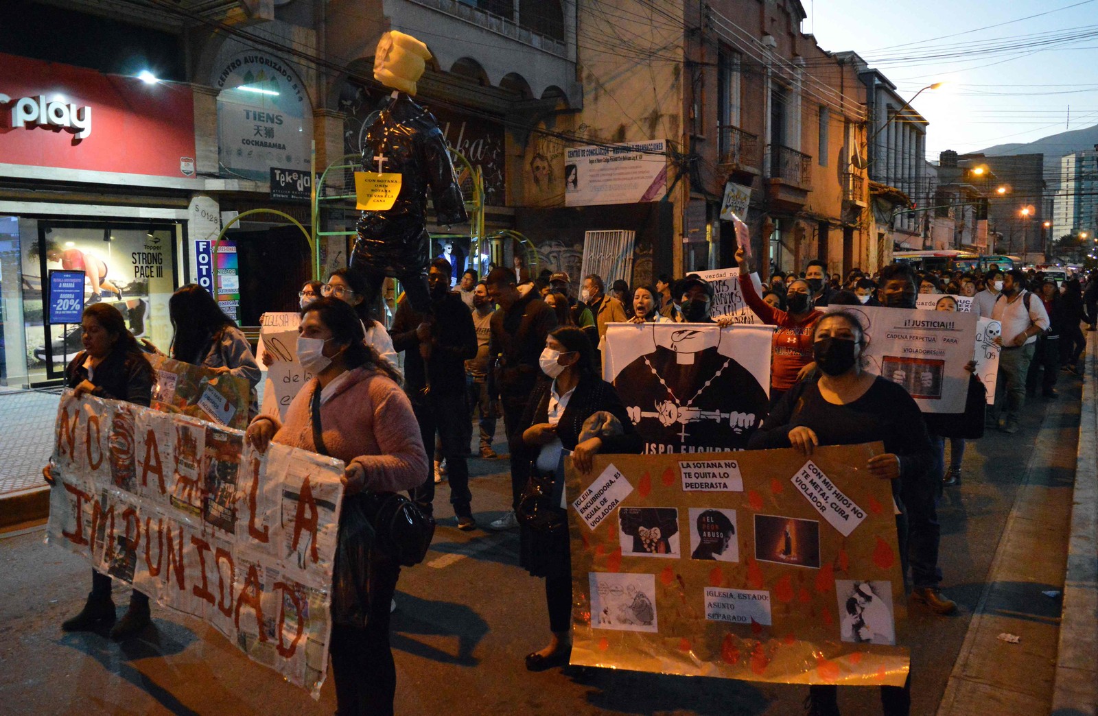 Membros de organizações pelos direitos infantis protestam contra casos de pedofilia por padres de internato católico em Cochabamba, Bolívia  — Foto: Fernando Cartagena / AFP
