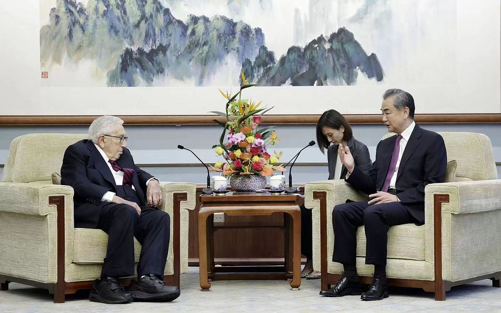 Kissinger durante reunião com Wang Yi. — Foto: China's Ministry of Foreign Affairs/AFP