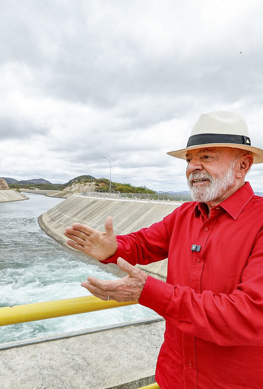 O presidente Luiz Inácio Lula da Silva durante visita à estação de bombeamento do Eixo Norte da Transposição do Rio São Francisco em Salgueiro (PE)