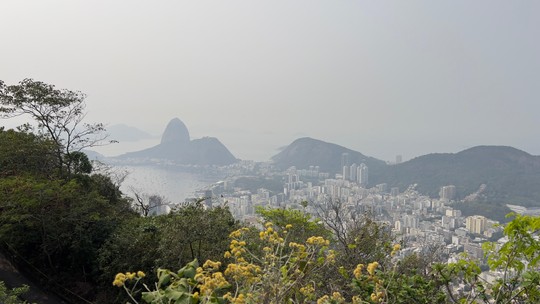 Domingo no Rio é quente e tem fumaça de queimadas, vinda do Norte, no céu