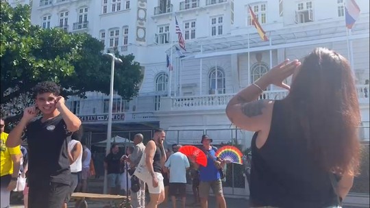 Haja gogó: fã de Madonna dá gritos de 10 segundos para tentar chamar a atenção da cantora no Copacabana Palace