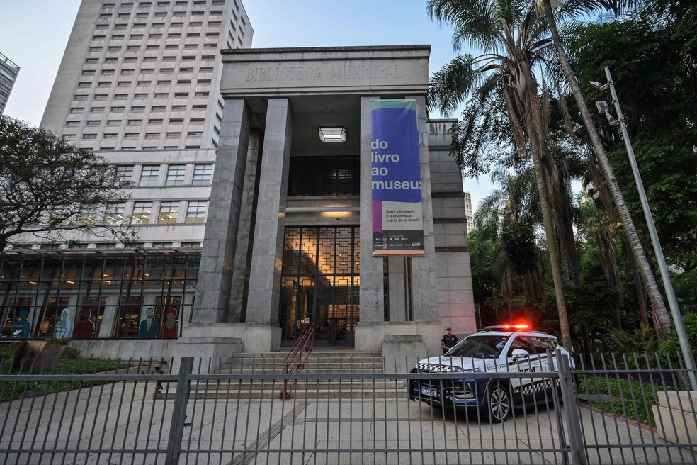 Police car in front of the Mário de Andrade library on Saturday after reporting the theft — Photo: Nelson Almeida / AFP