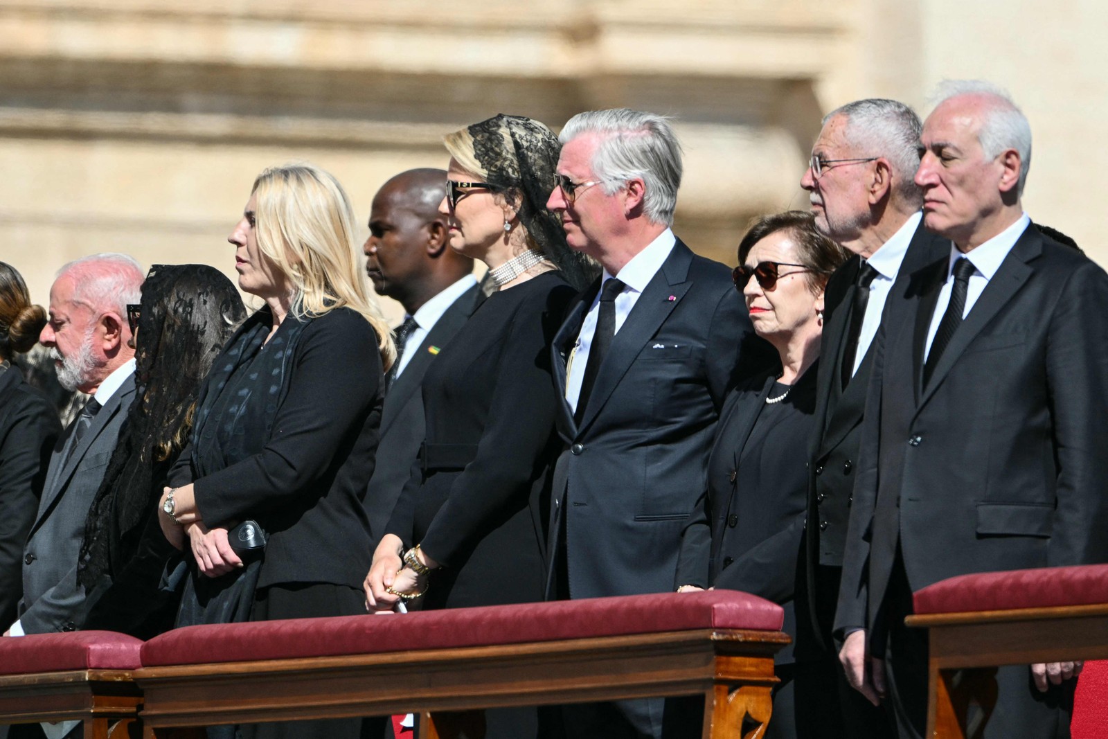 O rei Philippe da Bélgica (centro, à direita) e a rainha Mathilde da Bélgica (centro, à esquerda) na cerimônia de despedida do Papa Francisco — Foto: Alberto PIZZOLI / AFP