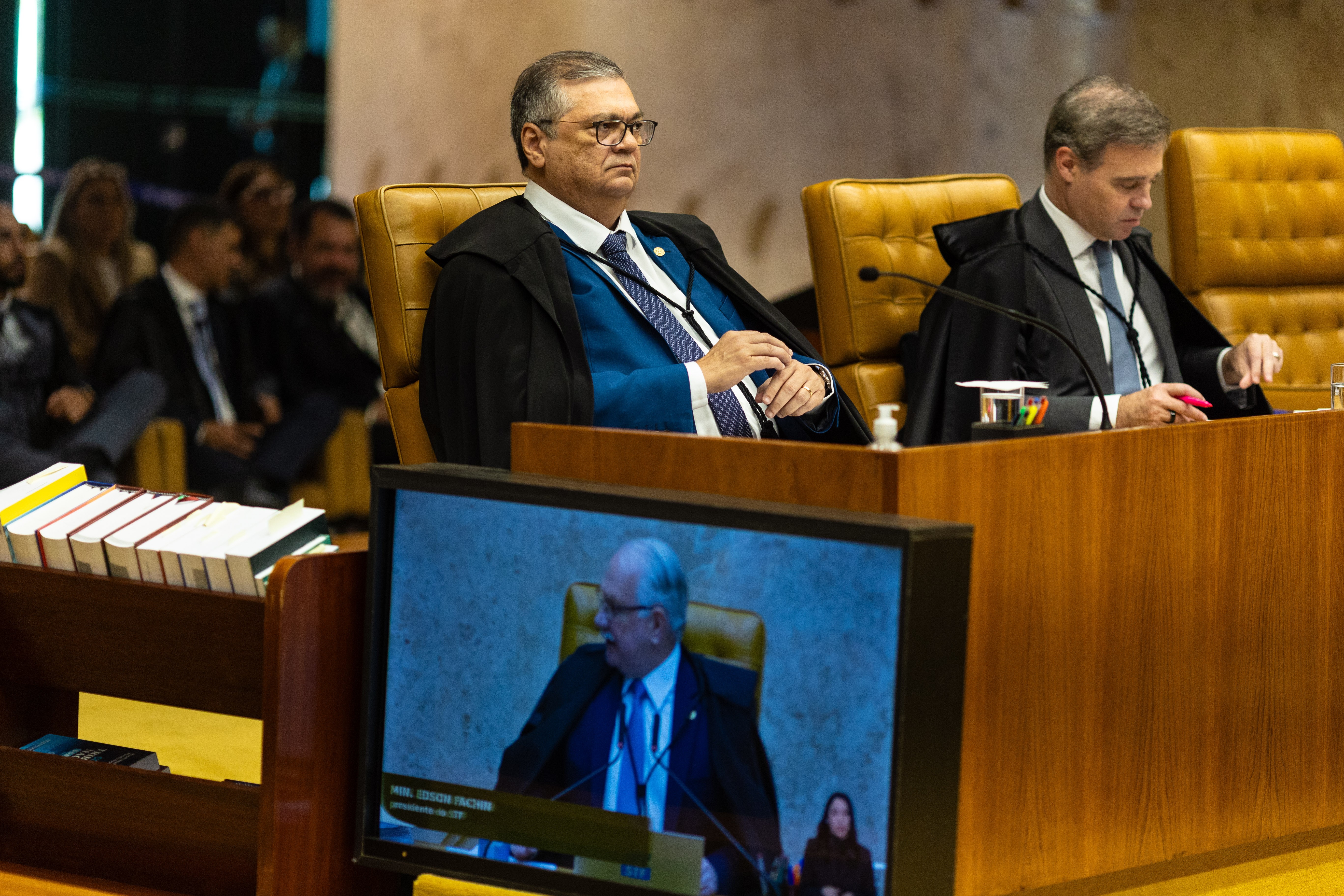 Dino reintegra chefe da PF e critica interferência de Mendonça